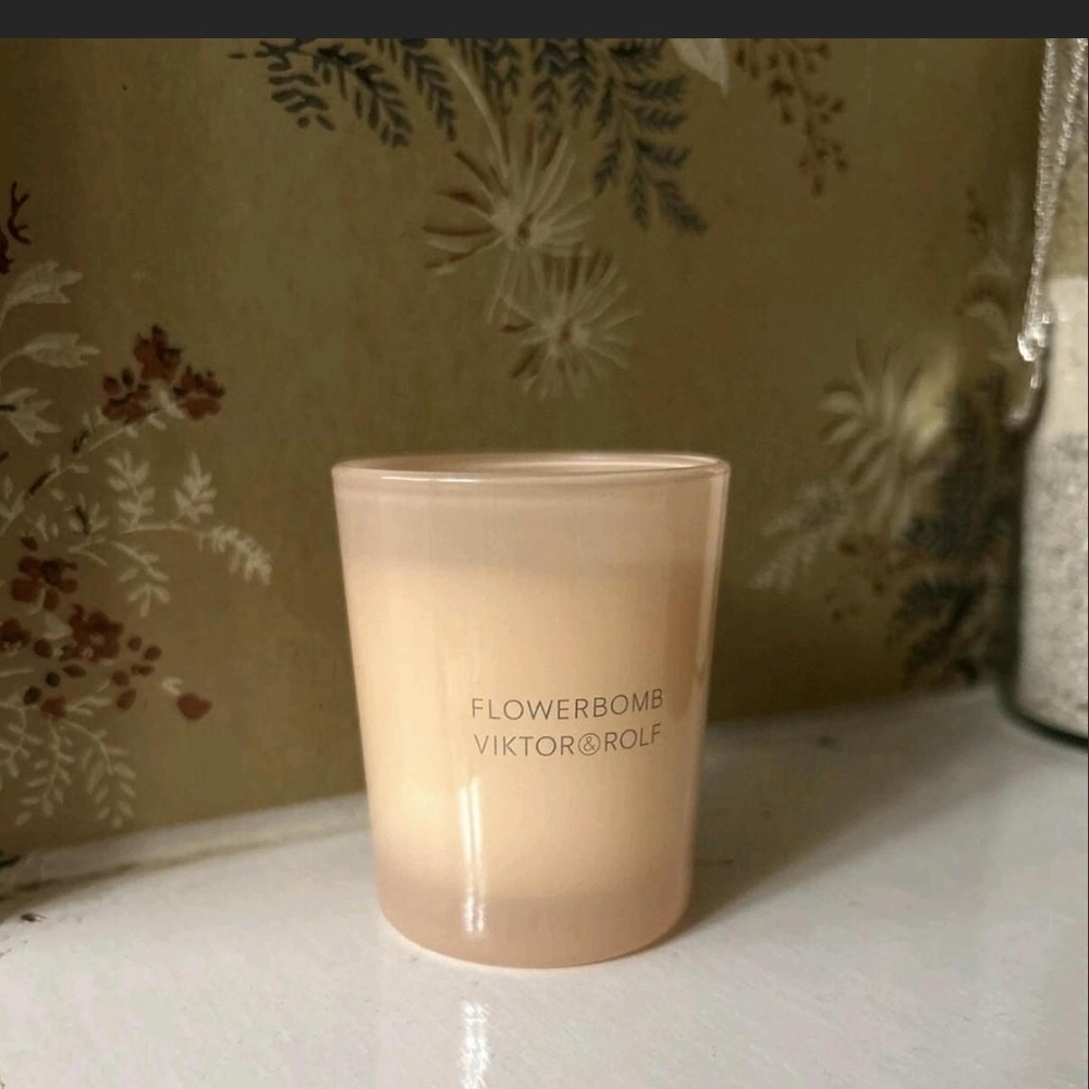 Viktor & Rolf Flowerbomb Candle - Soft Pink